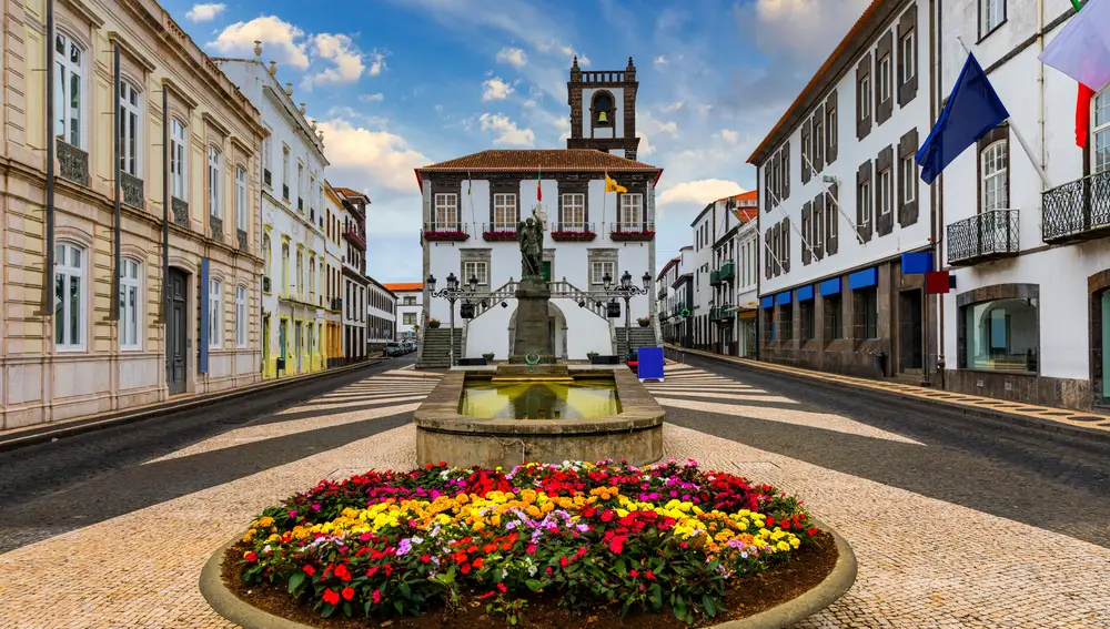 Ayuntamiento de Ponta Delgada, Azores, Portugal. Ayuntamiento de Ponta Delgada con campanario en la capital de las Azores