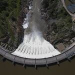 El embalse de Melonares en la Sierra Norte de Sevilla desembalsando agua tras las intensas lluvias 