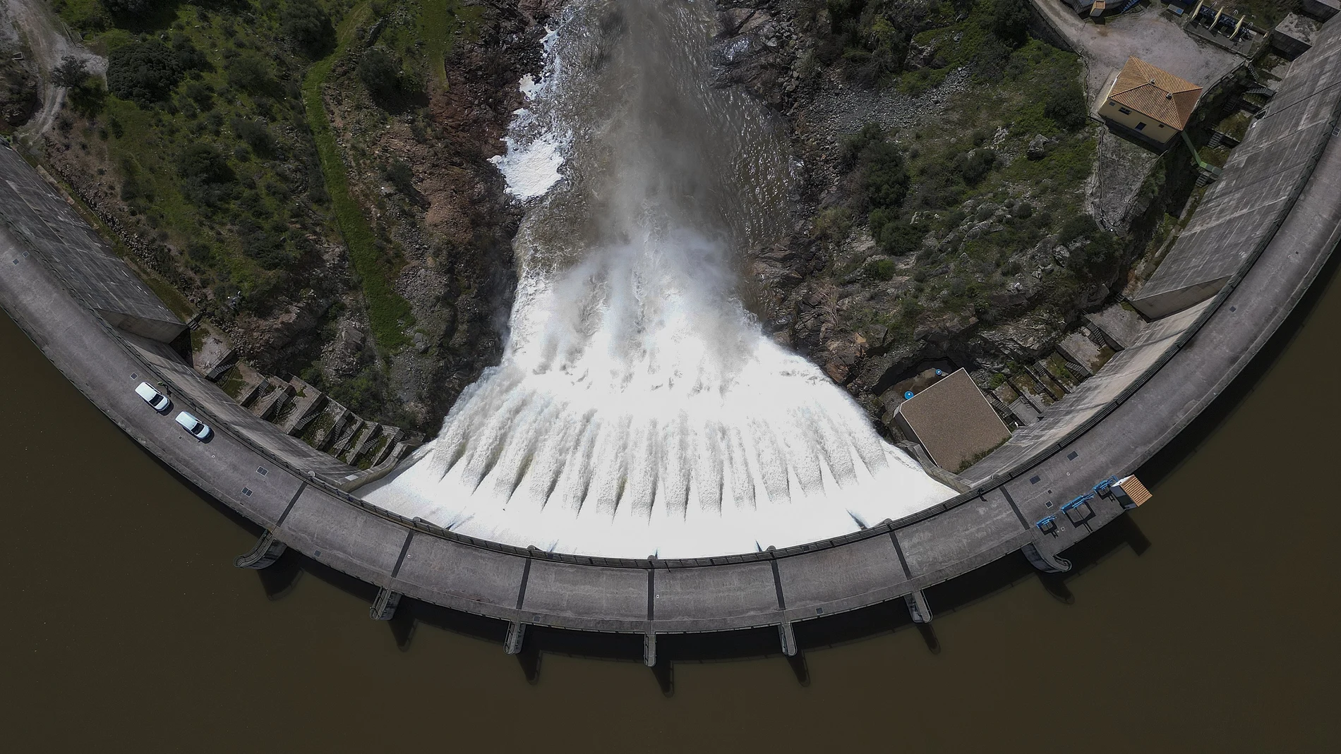 El embalse de Melonares en la Sierra Norte de Sevilla desembalsando agua tras las intensas lluvias