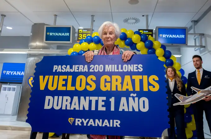 Ryanair reivindica su modelo: primera aerolínea europea con 200 millones de pasajeros en un año, pese a cobrar la maleta de mano Ryanair reivindica su modelo: primera aerolínea europea con 200 millones de pasajeros en un año, pese a cobrar la maleta de mano