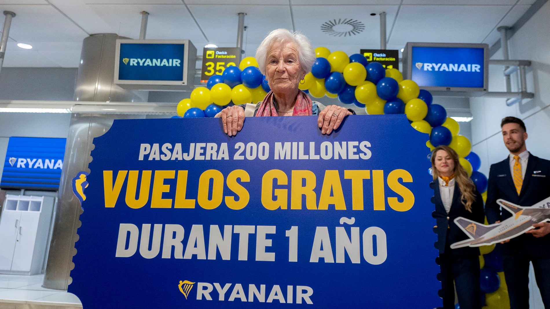La pasajera número 200 millones, Mieke Vos, durante la celebración de los 200 millones de pasajeros de Ryanair en Madrid, en la Terminal T1 del aeropuerto Adolfo Suárez Madrid-Barajas, a 26 de marzo de 2025, en Madrid (España). Ryanair celebra hoy haber alcanzado los 200 millones de pasajeros en Madrid. 26 MARZO 2025;RYANAIR;PASAJEROS;CELEBRACIÓN Alberto Ortega / Europa Press 26/03/2025