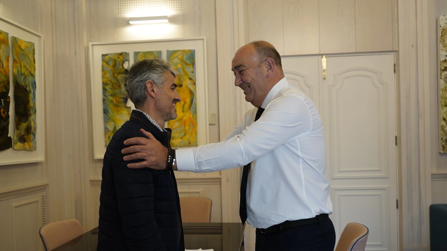 El presidente de la Diputación de Segovia, Miguel Ángel de Vicente, recibe al alcalde de Hontanares de Eresma, Javier García