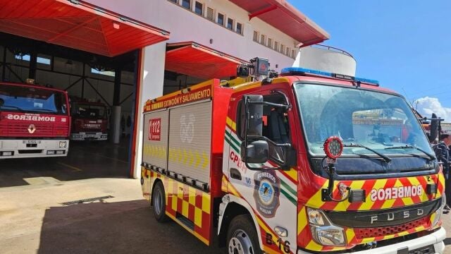 Huelva.- Sucesos.- Arden una narcolancha y dos vehículos en sendos incendios en Isla Cristina