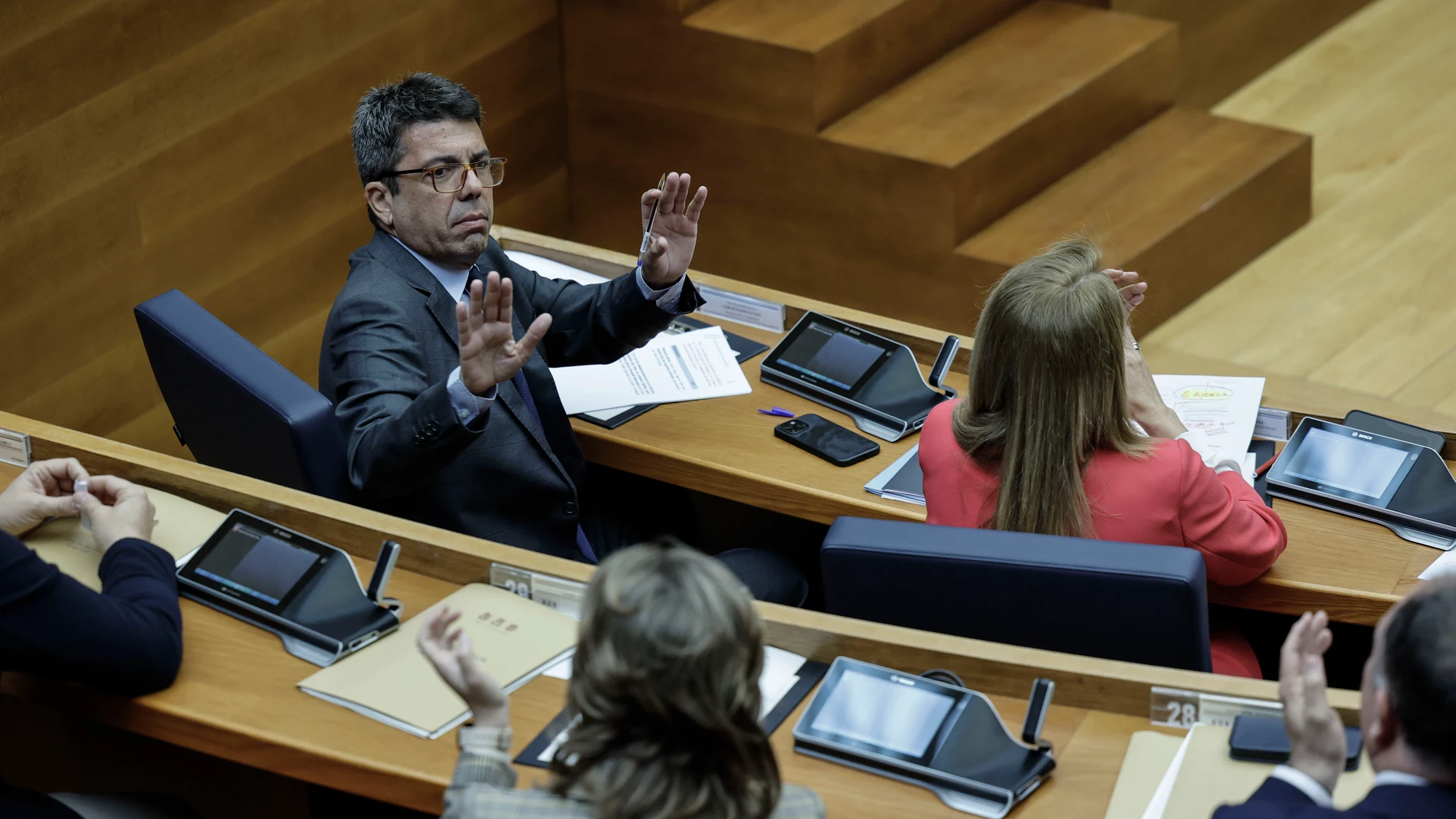 GRAFCVA6659. VALÈNCIA, 26/03/2025.- El president de la Generalitat, Carlos Mazón, hace un gesto hacia los diputados del grupo popular durante la sesión de control en Les Corts en la que la gestión de la dana del 29 de octubre centrará nuevamente el pleno. EFE/Ana Escobar