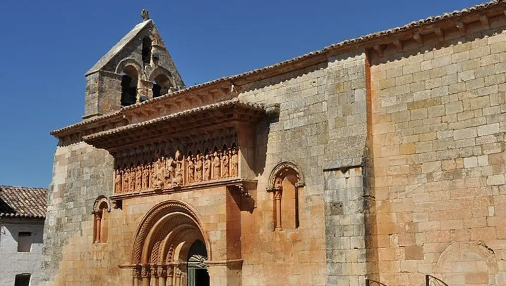 Iglesia de San Juan Bautista de Moarves de Ojeda y su espectacular pórtico en la fachada principal