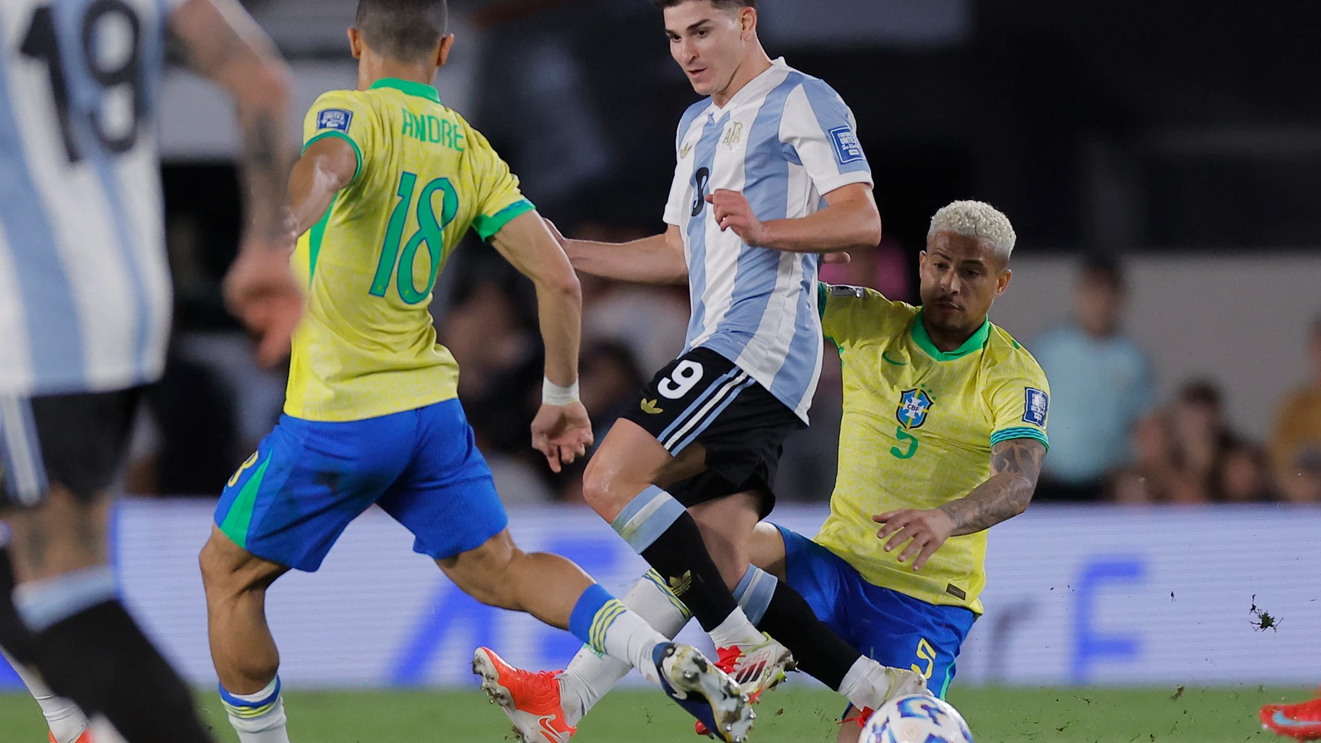 . BUENOS AIRES (ARGENTINA), 25/03/2025.- Julian Alvarez (c) de Argentina disputa el balón con João Gomes (d) de Brasil este martes en un partido de las eliminatorias sudamericanas para el Mundial de 2026 entre las selecciones de Argentina y Brasil en el estadio Monumental en Buenos Aires (Argentina). EFE/Juan Ignacio Roncoroni