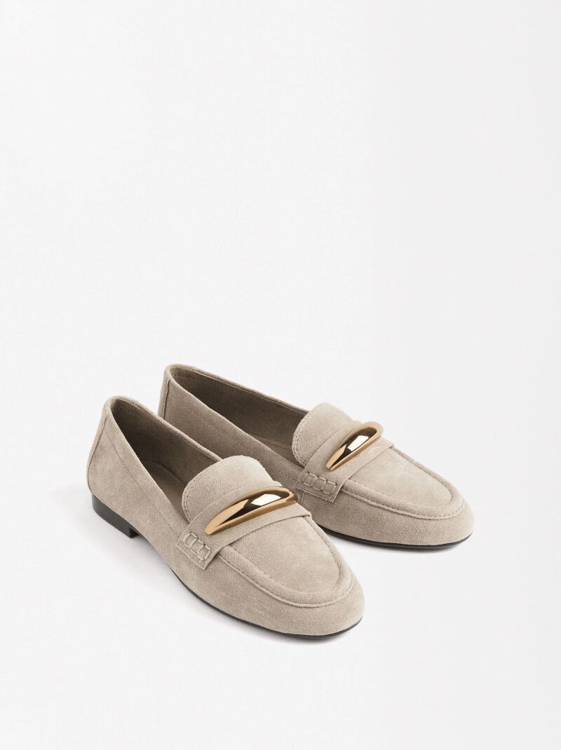 Mocasines de piel con detalle metálico.