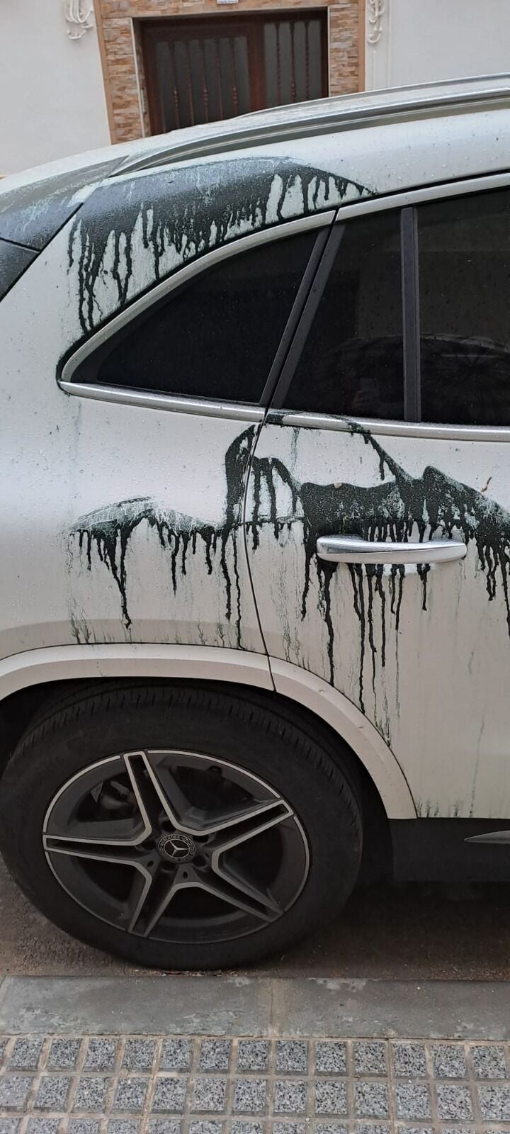 Pintura negra arrojada al vehículo de la magistrada