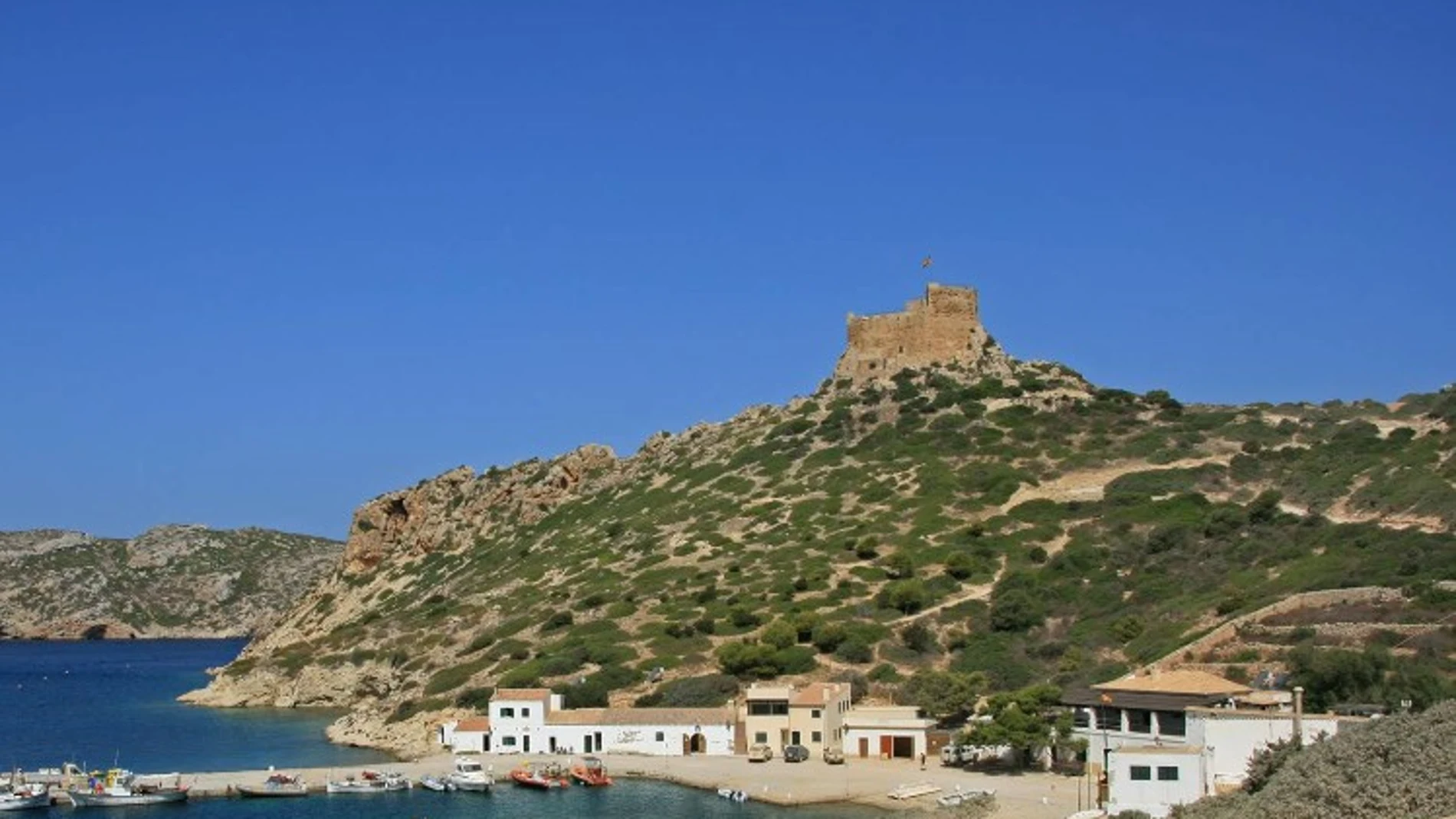 Así es la isla de Baleares donde no vive nadie pero tiene una cantina