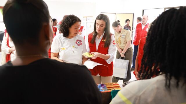 La Reina con la hermana Milagros en el centro de formación de las Adoratrices La Reina con la hermana Milagros en el centro de formación de las Adoratrices