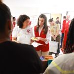 La Reina con la hermana Milagros en el centro de formación de las Adoratrices