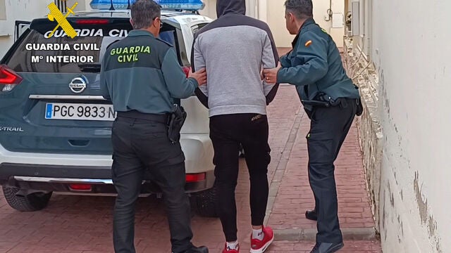El detenido tenía en vigor una orden judicial de búsqueda, detención y personación emitida por un juzgado de Albacete