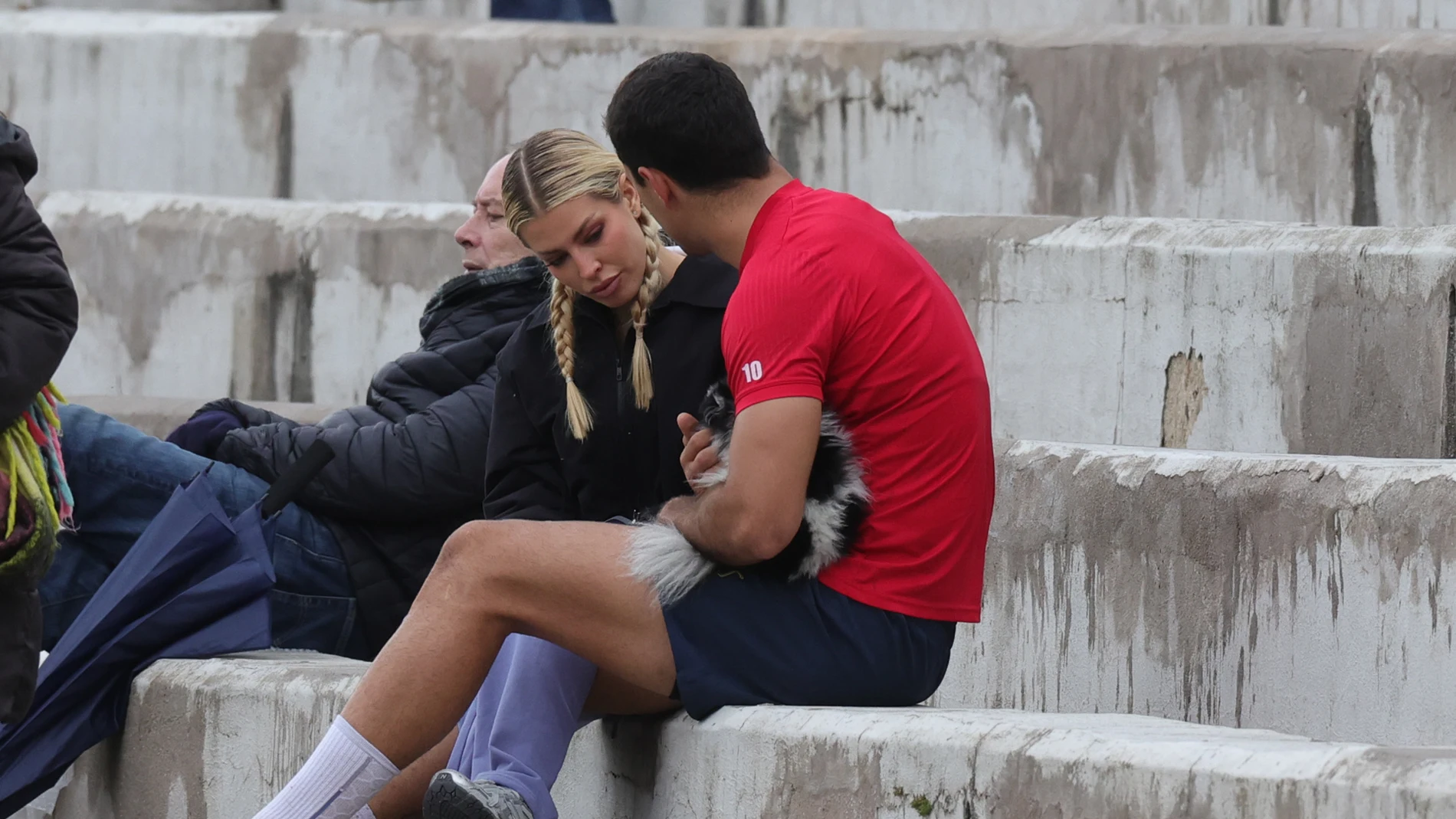 Jessica Goicoechea y Manuel Moreno junto a su perro