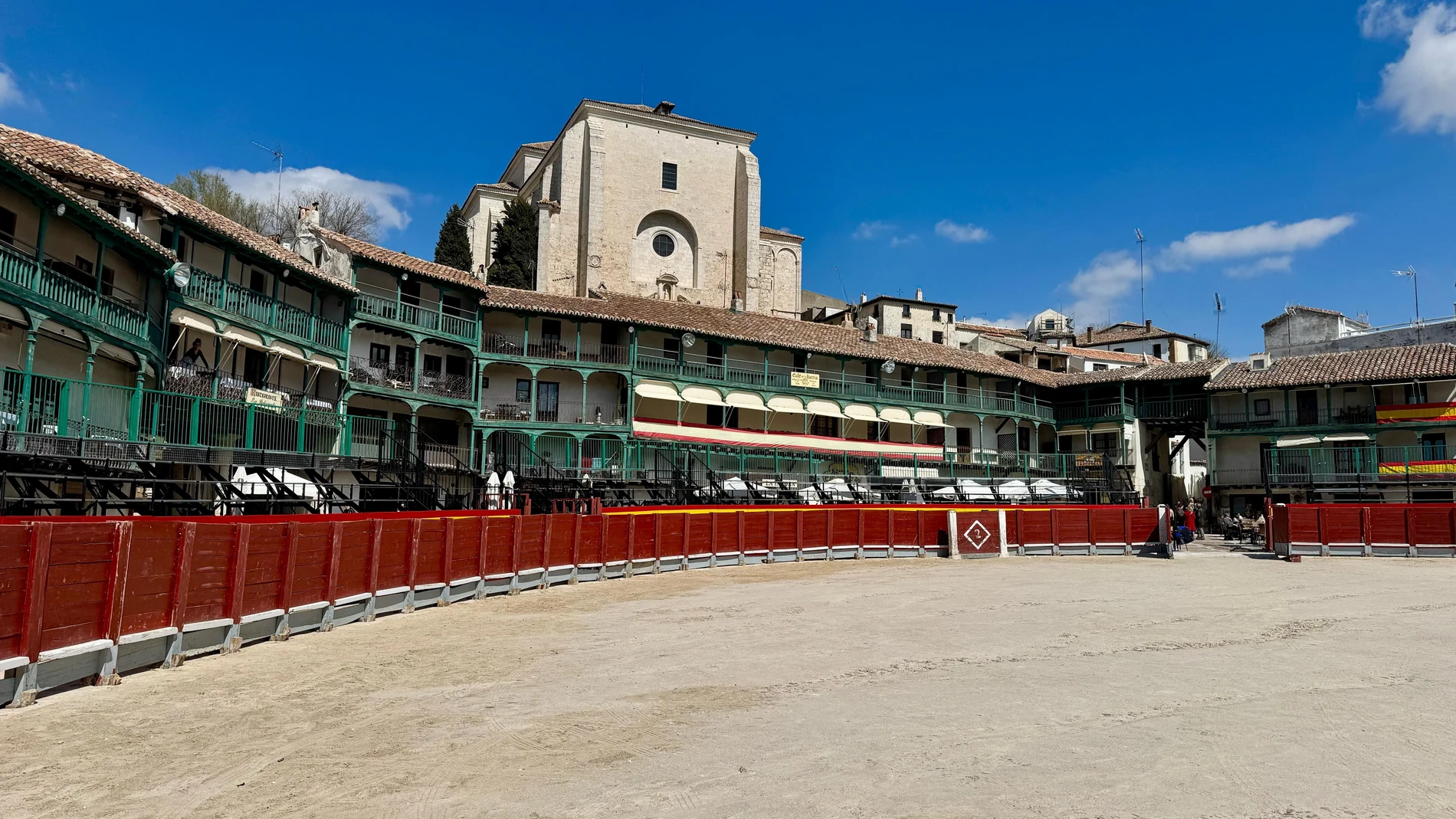 El consejero de Presidencia, Justicia y Administración Local de la Comunidad de Madrid, Miguel Ángel García Martín, ha supervisado los trabajos de montaje del nuevo graderío de la plaza de toros de Chinchón.REMITIDA / HANDOUT por COMUNIDAD DE MADRIDFotografía remitida a medios de comunicación exclusivamente para ilustrar la noticia a la que hace referencia la imagen, y citando la procedencia de la imagen en la firma27/03/2025