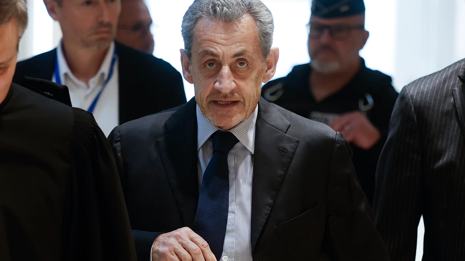 PARIS (France), 27/03/2025.- French former President Nicolas Sarkozy (C) arrives at the courthouse in Paris, France, 27 March 2025. Sarkozy and twelve other people, including three former ministers, stand trial for criminal conspiracy to receive funds for the 2007 presidential campaign from the regime of late Libyan leader Muammar Gaddafi. Nicolas Sarkozy has already been convicted twice, in two separate cases, since he left office in 2012. The trial will last until 10 April. (Francia) EFE/EP...
