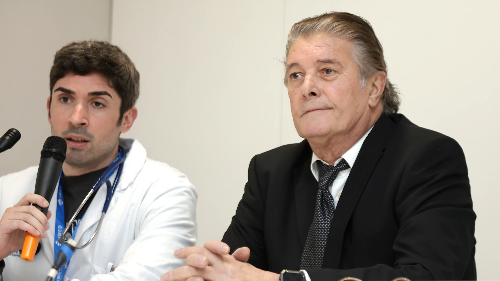 Francisco atiende a la prensa y da el último parte médico