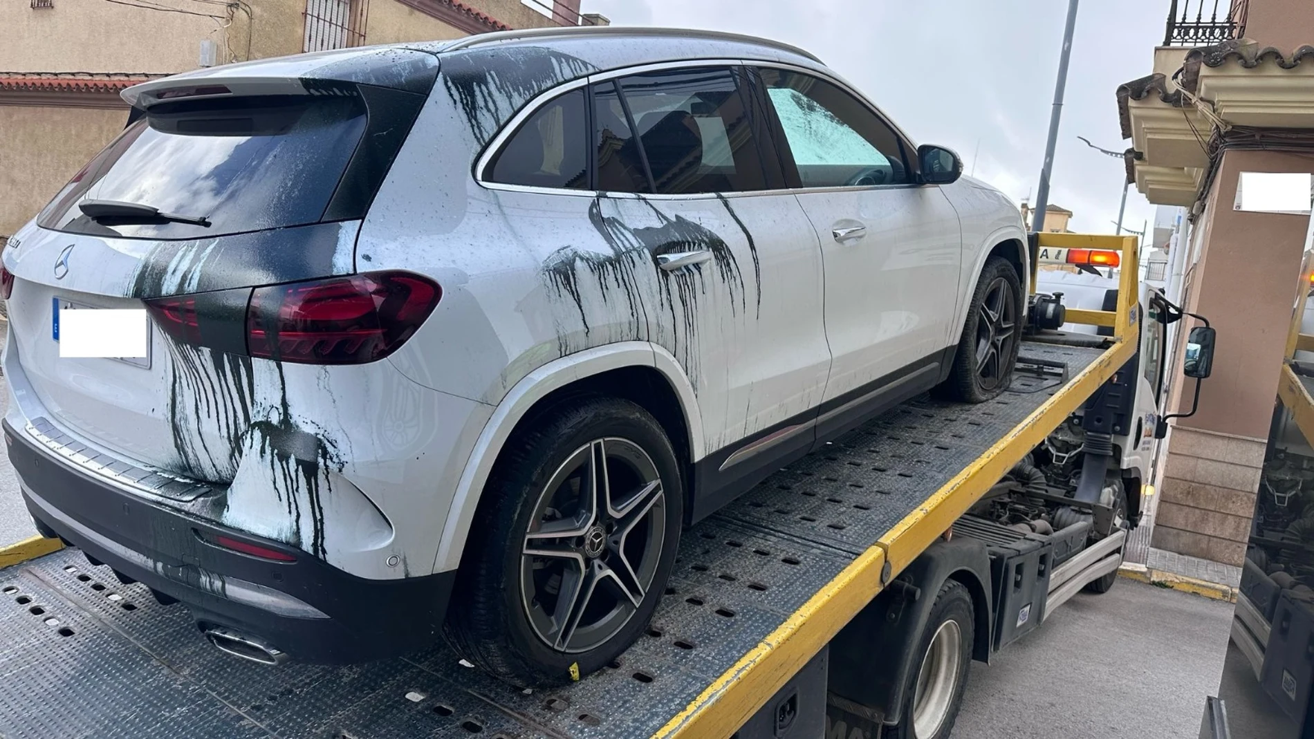 En este estado quedó el coche de la magistrada tras ser vandalizado el pasado día 8