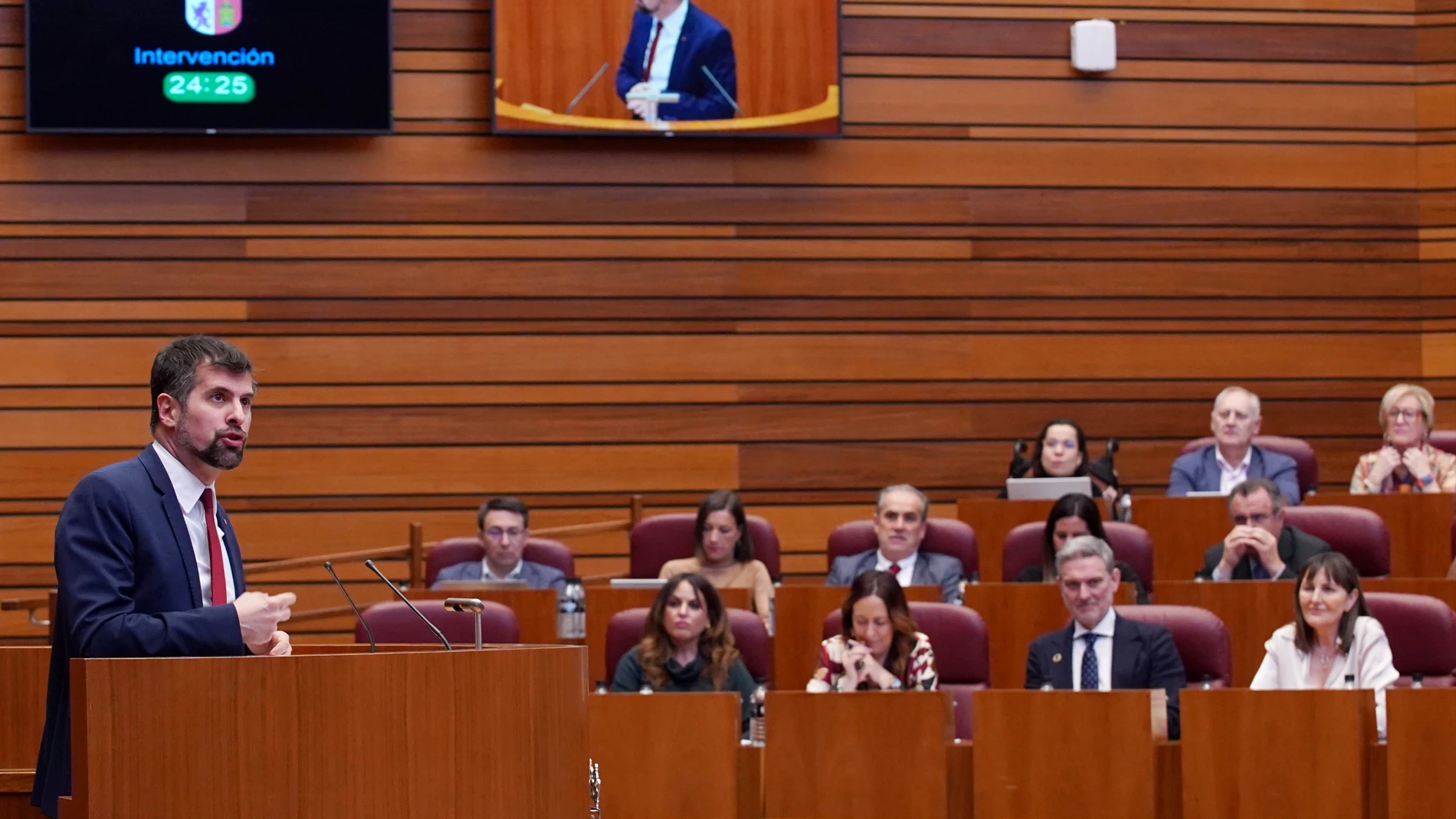 La bancada socialista escucha la intervención de su portavoz, Luis Tudanca, durante el Debate