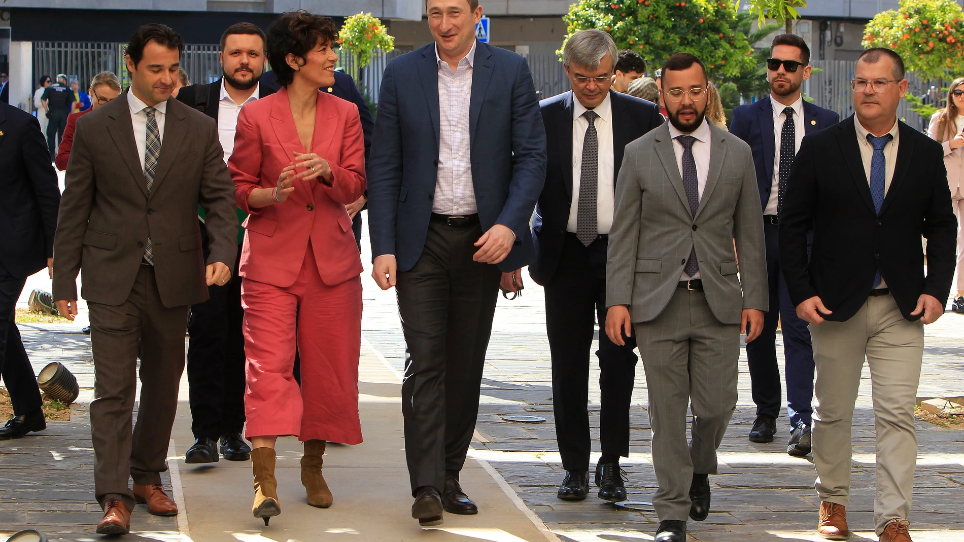 GRAFCVA6703. TORREVIEJA (ALICANTE), 27/03/2025.- La ministra de Inclusión, Seguridad Social y Migraciones, Elma Saiz, participa en la firma para la declaración conjunta de la 'Casa de Ucrania', que se situará en Torrevieja (Alicante). En la imagen Saiz junto al viceprimer ministro de Ucrania, Oleksiy Chernyshov (centro), y el alcalde de Torrevieja, Eduardo Dolón (izqda), a su llegada al acto. EFE/Pep Morell