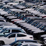 Automóviles del fabricante alemán Mercedes-Benz esperan en el puerto de Baltimore (EE UU) antes de ser distribuidos en los concesionarios 