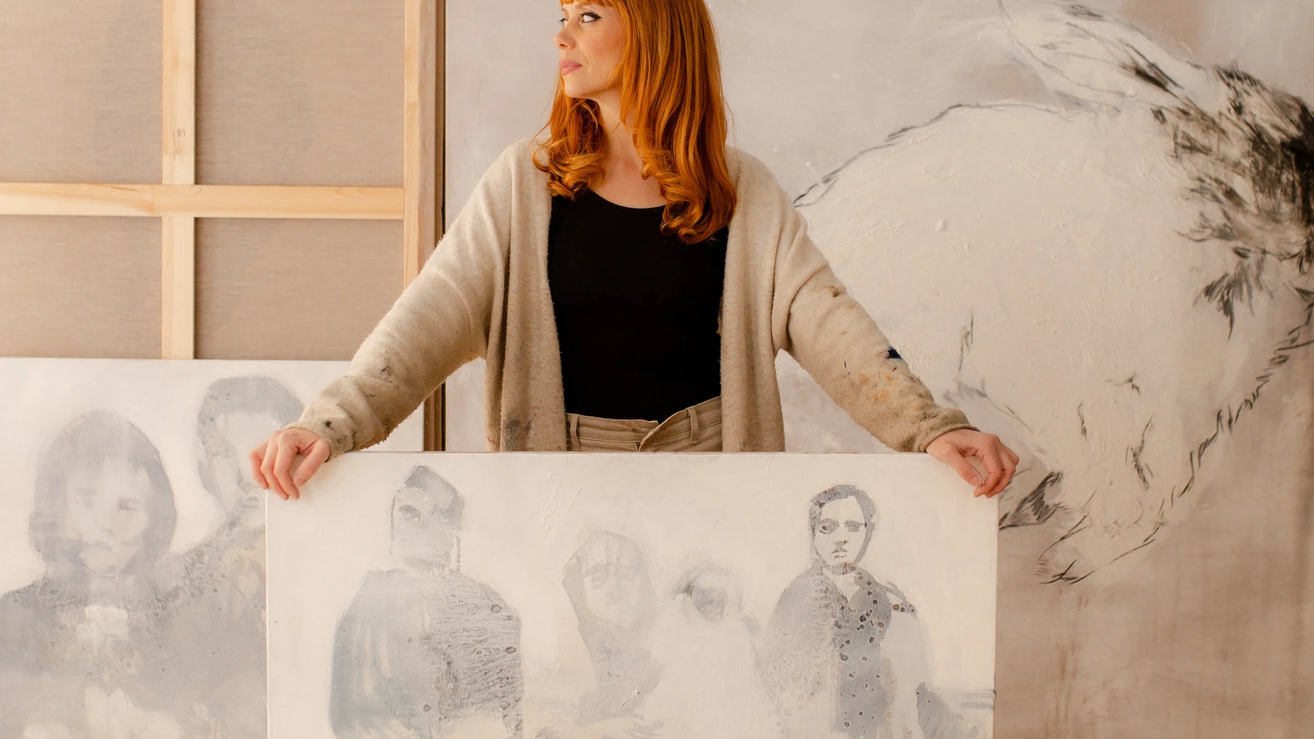 Paula Bonet rodeada con sus obras para el texto de Chirbes