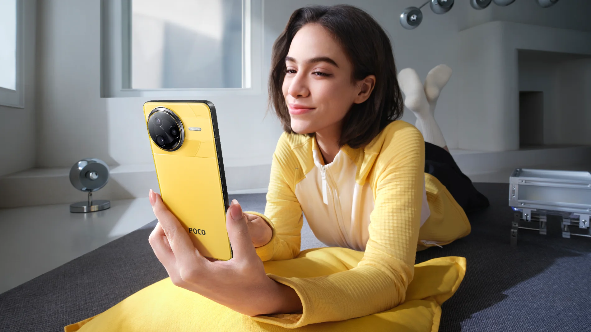 El nuevo POCO F7 Ultra en color amarillo