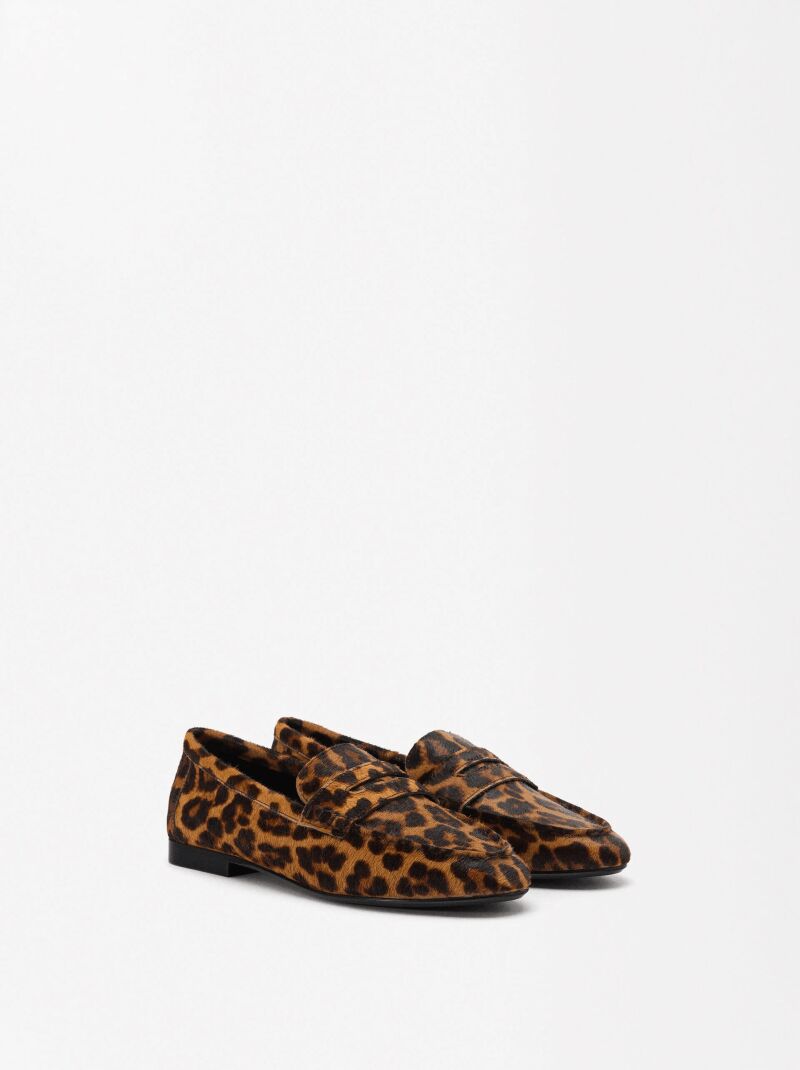 Mocasines de piel estampado animal.