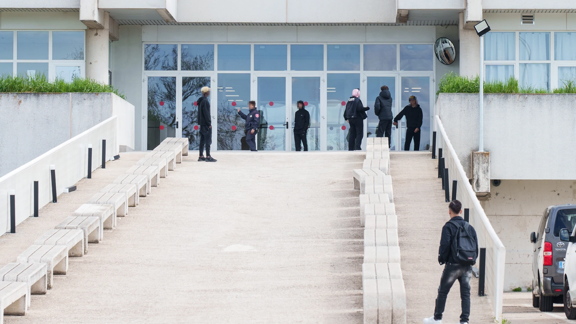 Fachada principal del centro de acogida de menores migrantes no acompañados, la Cantueña en Fuenlabrada