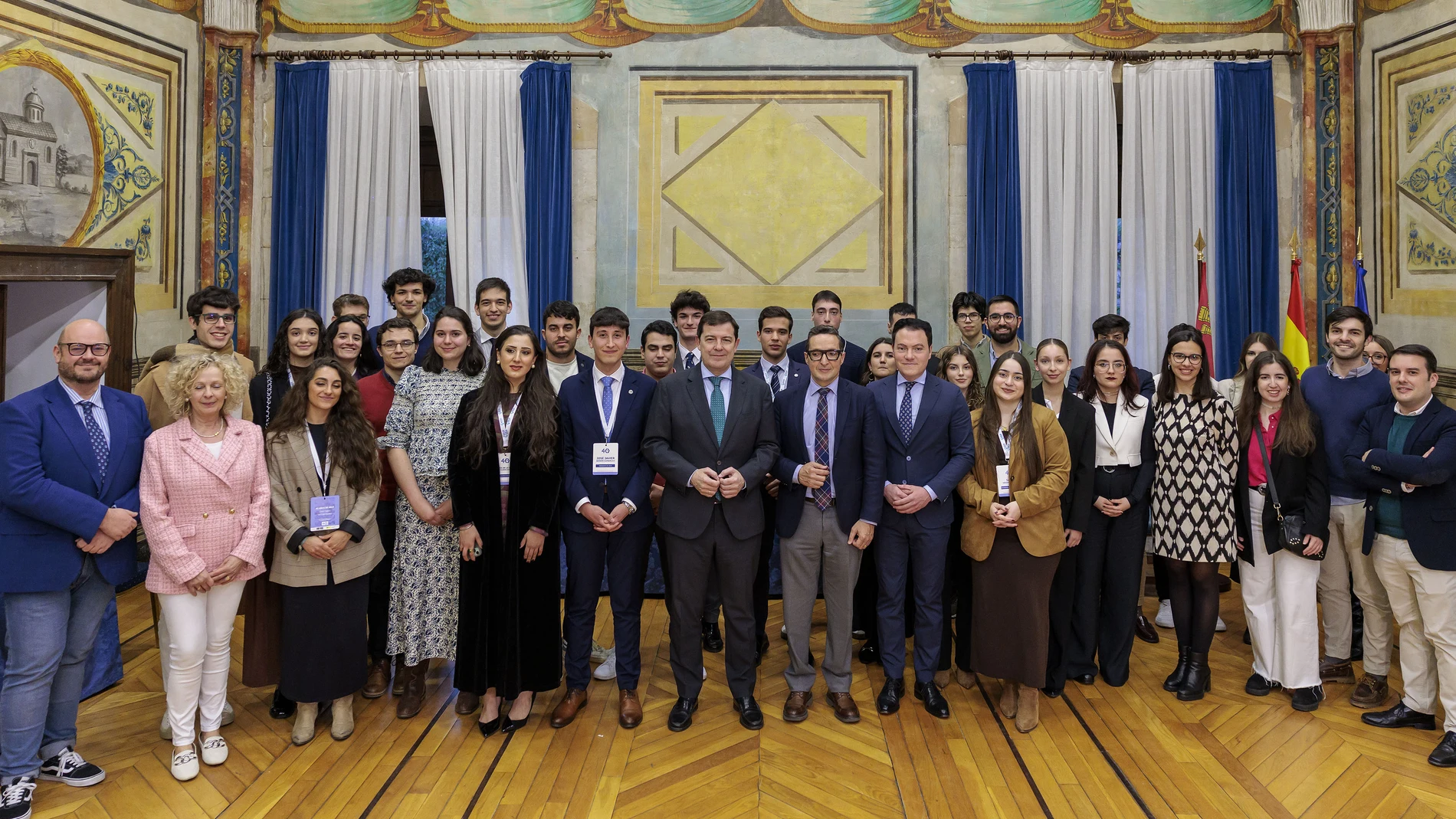 Mañueco con representantes de la Asociación de Estudiantes Independientes de la Universidad de Salamanca