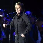 Raphael reaparece muy recuperado en el concierto de Carlos Rivera en Madrid