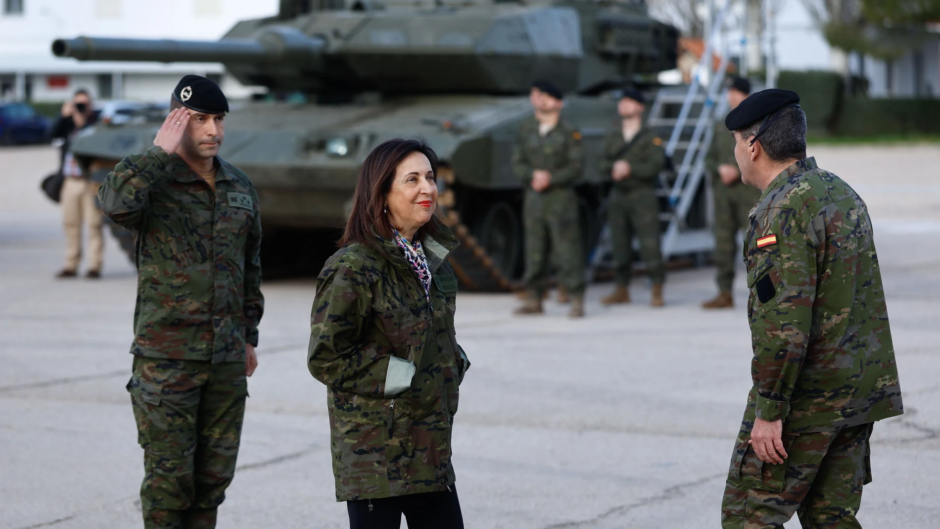 MADRID, 27/03/2025.- La ministra de Defensa, Margarita Robles saluda a su llegada a la base militar 'El Goloso', donde acompañará a la ministra de Relaciones Exteriores de Letonia, Baiba Braze, en su visita y mantendrán un encuentro con la Brigada 'Guadarrama XII', este jueves. EFE/ Rodrigo Jimenez