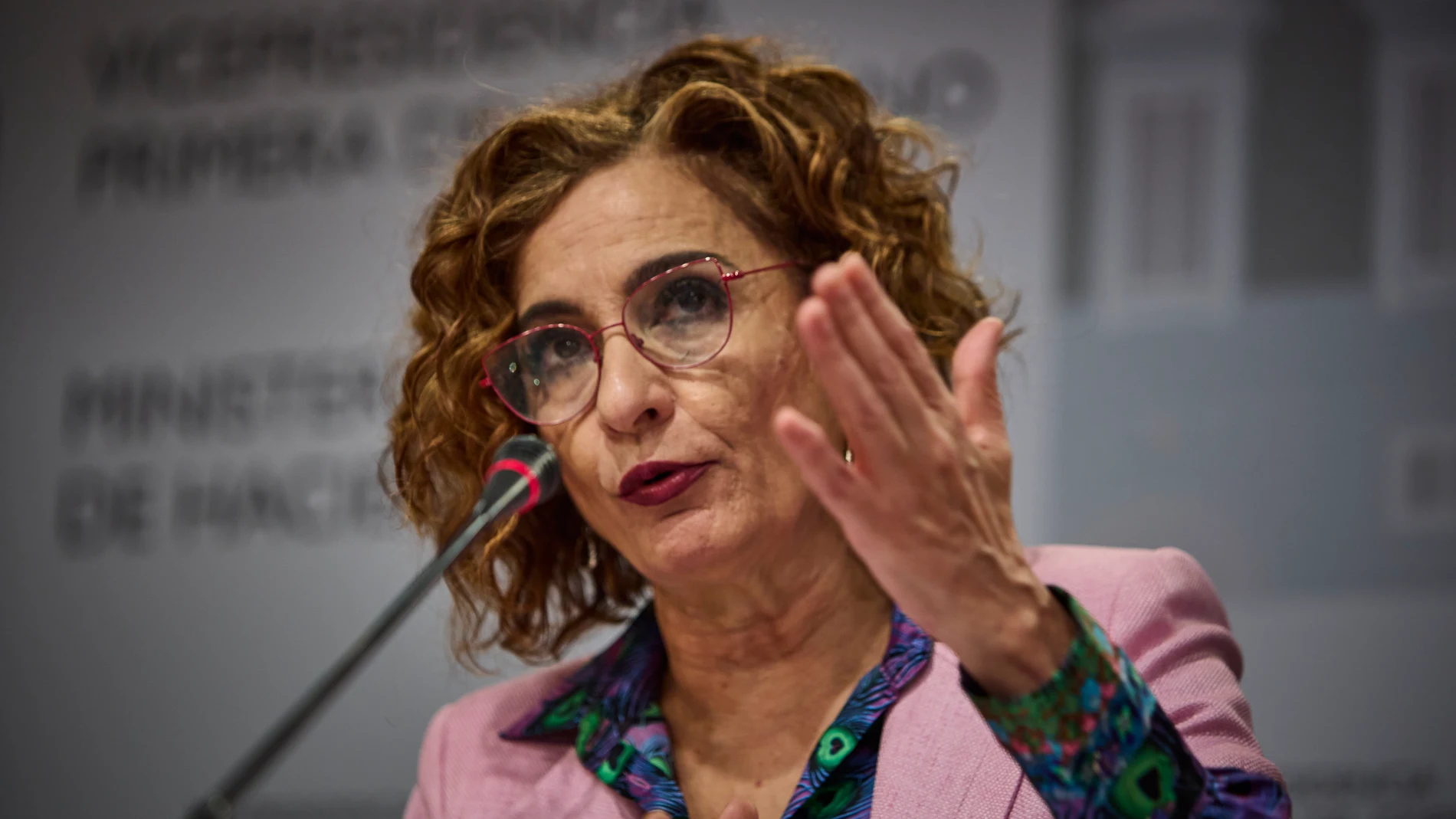 María Jesús Montero, Vicepresidenta primera y ministra de Hacienda, comparece ante los medios de comunicación para presentar el avance del cierre de la ejecución presupuestaria del conjunto de las Administraciones Públicas del ejercicio 2024, en la sede del Ministerio. © Alberto R. Roldán / Diario La Razón. 27 03 2025