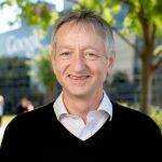 Geoffrey Hinton, padre de la IA, asusta con su predicción: "Por primera vez no seremos la especie más inteligente"