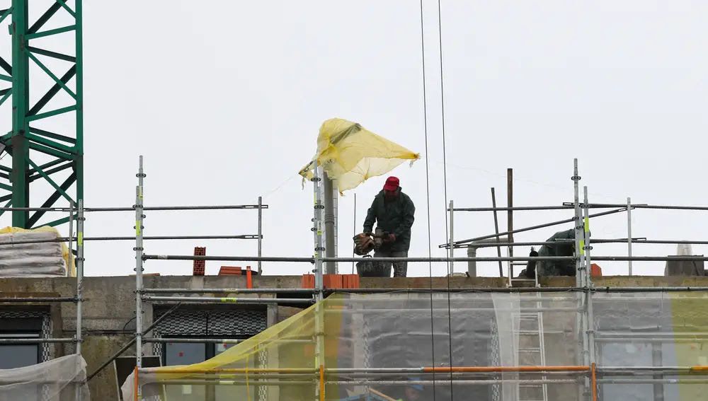 Trabajadores en la construcción de viviendas