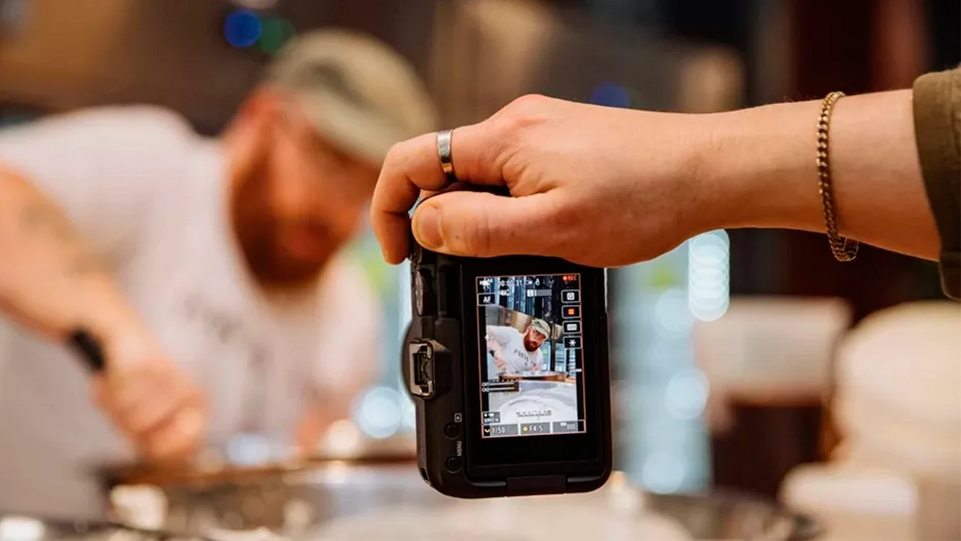 La EOS R50V grabando un vídeo