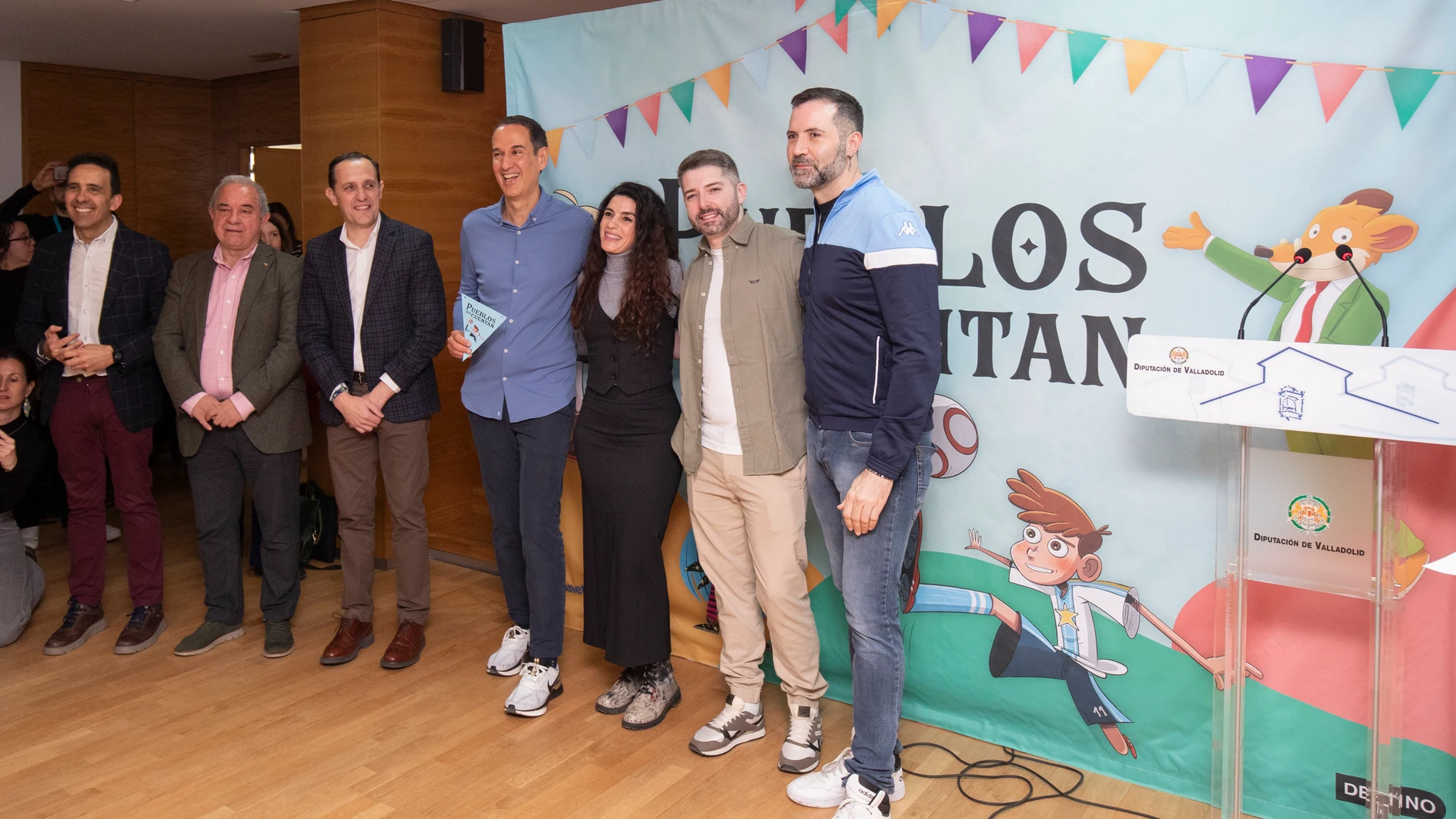 El presidente de la Diputación de Valladolid, Conrado Íscar, junto a los autores y representantes del Grupo Planeta, presentan en Urueña "#PueblosQueCuentan"