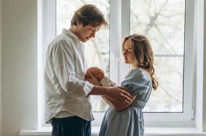 Padres con bebé recién nacido 