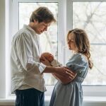 Padres con bebé recién nacido 