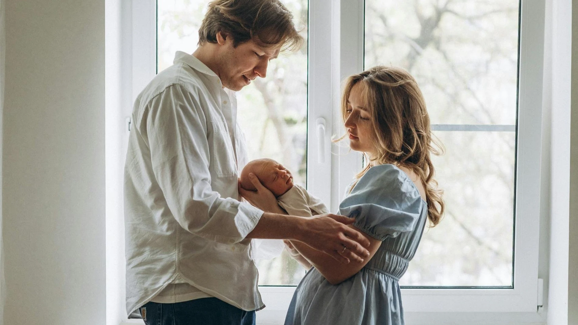 Padres con bebé recién nacido