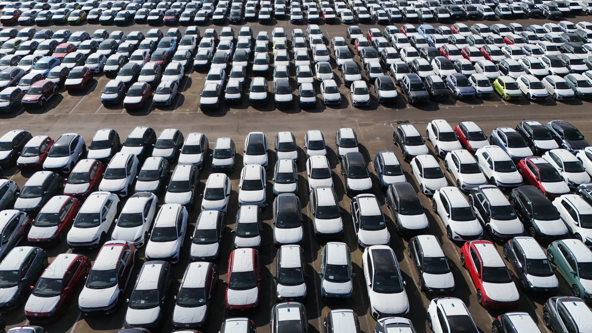 Purfleet (United Kingdom), 27/03/2025.- An image taken by a drone shows new cars parked at Tilbury Docks in Tilbury, Britain 27 March 2025. U.S. President Donald Trump announced new import taxes of 25 percent on cars and car parts coming into the U.S. The tariffs will take effect on 02 April, and charges on businesses importing vehicles will begin the following day. The U.S. is the second-largest importer of UK cars. Britain's Chancellor of the Exchequer, Rachel Reeves, has stated that the UK...