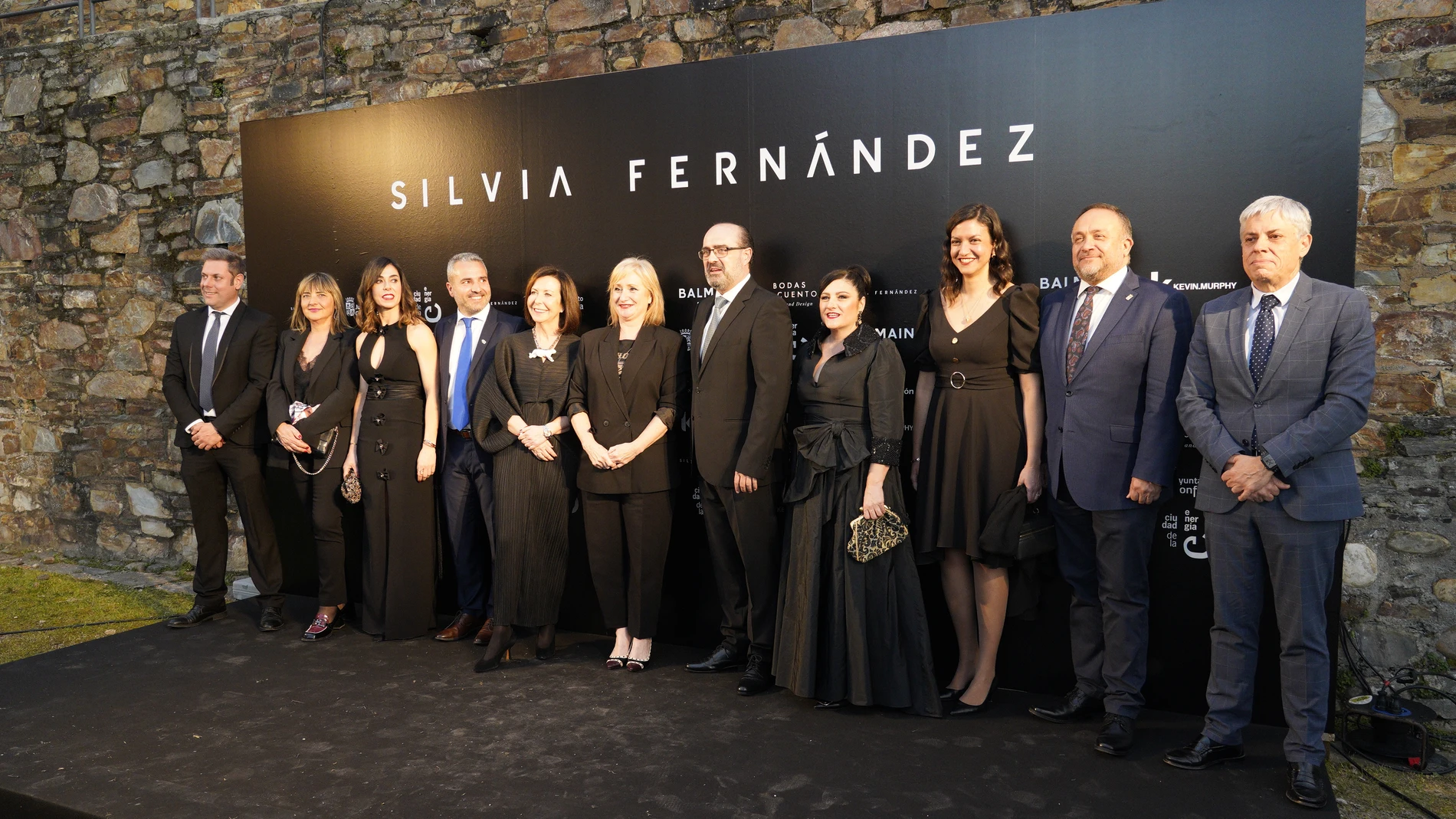 La consejera de Industria, Comercio y Familia, Leticia García (C), junto al alcalde de Ponferrada, Marco Morala (4D), y diversas autoridades, durante la inauguración de la I Semana de la Moda de Ponferrada