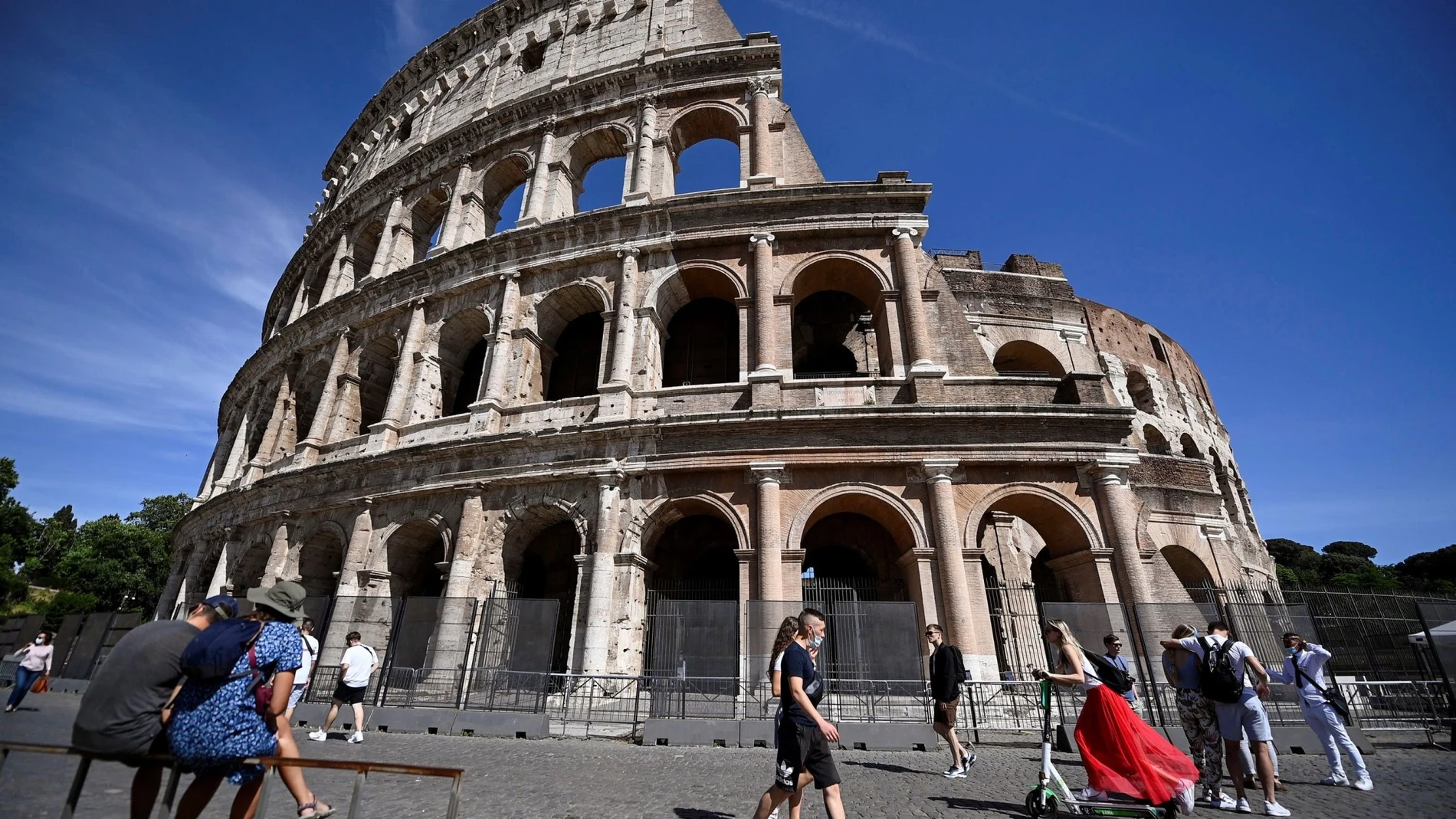 Turistas visitan el Coliseo de Roma, este sábado en Italia.