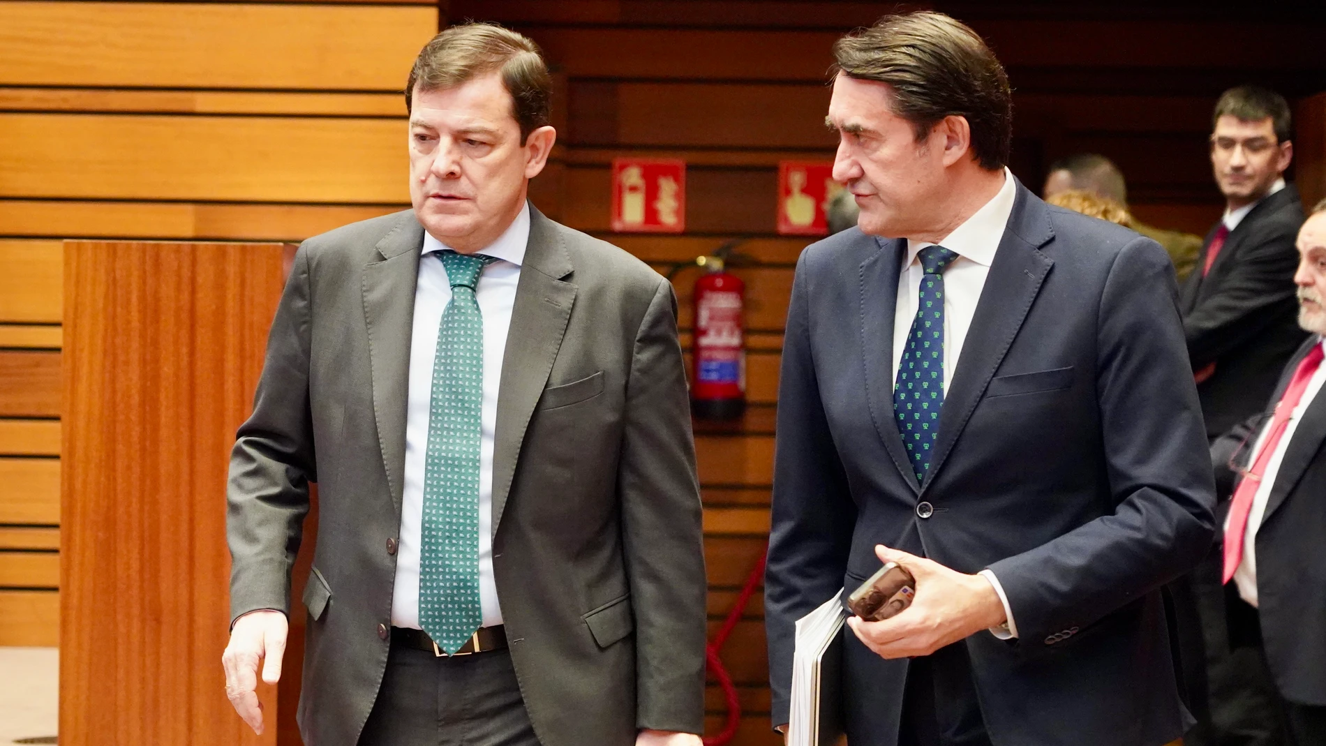 Mañueco junto a Suárez-Quiñones entra en el hemiciclo