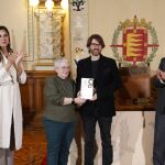 El hijo de Concha Velasco recibe el I Premio Huellas de Teresa, en presencia del alcalde de Valladolid, Jesús Julio Carnero; y la concejala Blanca Jiménez