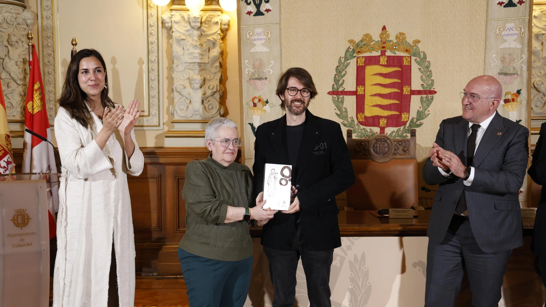 El hijo de Concha Velasco recibe el I Premio Huellas de Teresa, en presencia del alcalde de Valladolid, Jesús Julio Carnero; y la concejala Blanca Jiménez