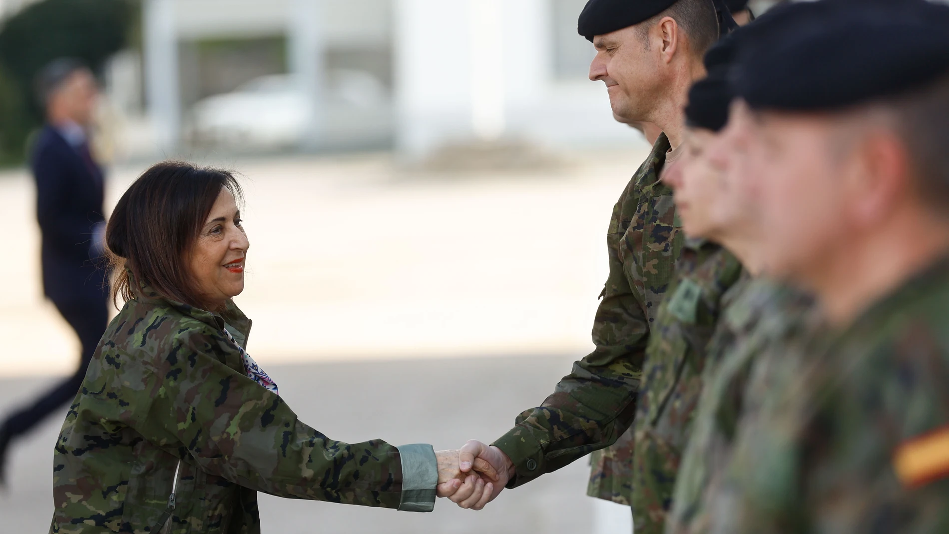 MADRID, 27/03/2025.- La ministra de Defensa, Margarita Robles saluda a su llegada a la base militar 'El Goloso', donde acompañará a la ministra de Relaciones Exteriores de Letonia, Baiba Braze, en su visita y mantendrán un encuentro con la Brigada 'Guadarrama XII', este jueves. EFE/ Rodrigo Jimenez