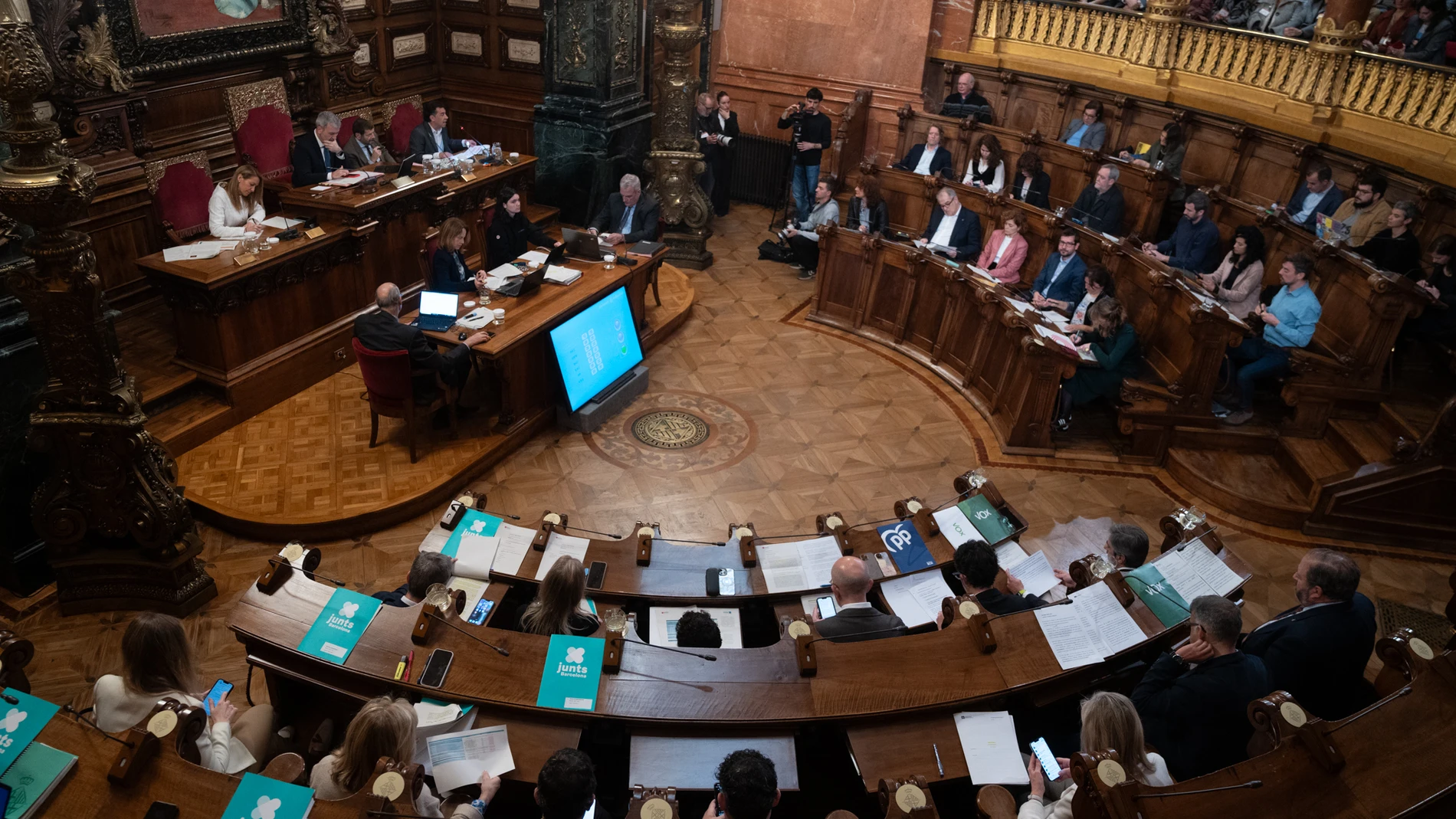 Pleno en el Ayuntamiento de Barcelona, a 28 de marzo de 2025, en Barcelona, Catalunya (España). El Ayuntamiento de Barcelona aborda hoy el tercer pleno de 2025 con la mirada puesta sobre la gestión y las incidencias ocasionadas por Rodalies de Catalunya, con proposiciones relacionadas con este tema de grupos como JuntsXBarcelona, BComú y PP. Además, durante la sesión plenaria, instan al gobierno municipal a pedir medidas "urgentes" para la mejora del servicio de Adif y Renfe, con más mantenim...
