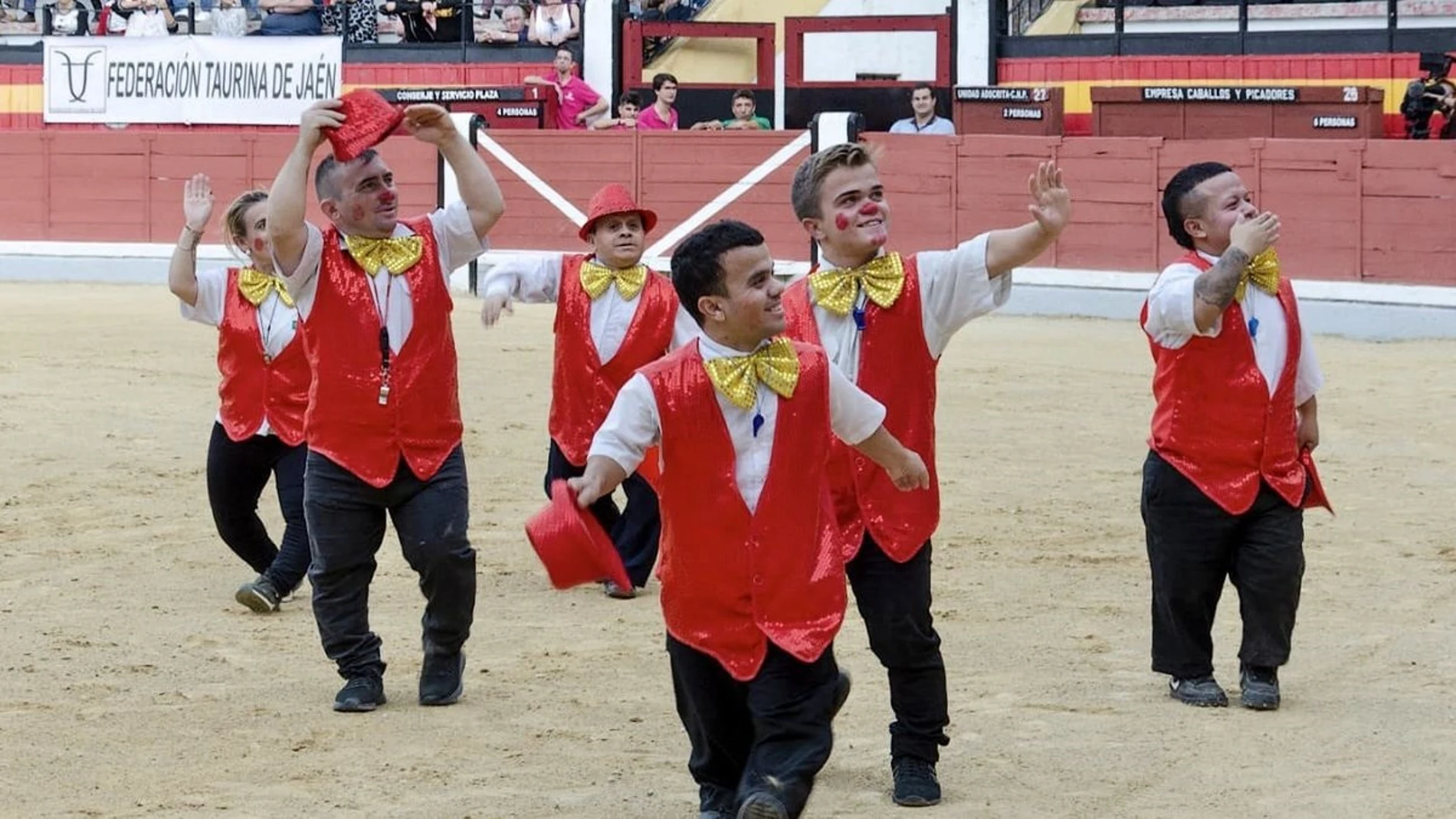 Imagen de archivo de un espectáculo cómico taurino representado por personas de talla baja