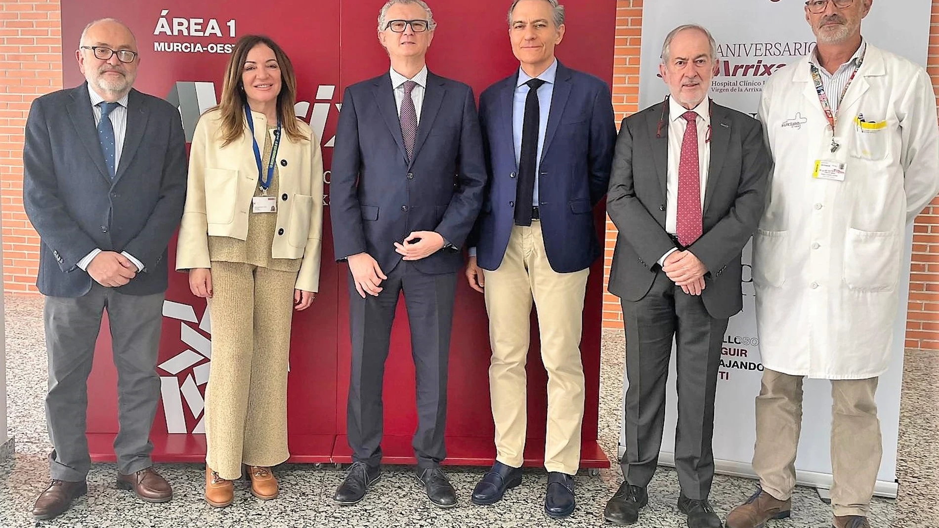 El director general de Salud Pública y Adicciones; la directora de la FFIS; el consejero de Salud; el responsable de esta enfermedad en la OMS; el responsable de la Unidad de Medicina Tropical de la Región y el directo médico de la Arrixaca REMITIDA / HANDOUT por MURCIA Fotografía remitida a medios de comunicación exclusivamente para ilustrar la noticia a la que hace referencia la imagen, y citando la procedencia de la imagen en la firma 28/03/2025