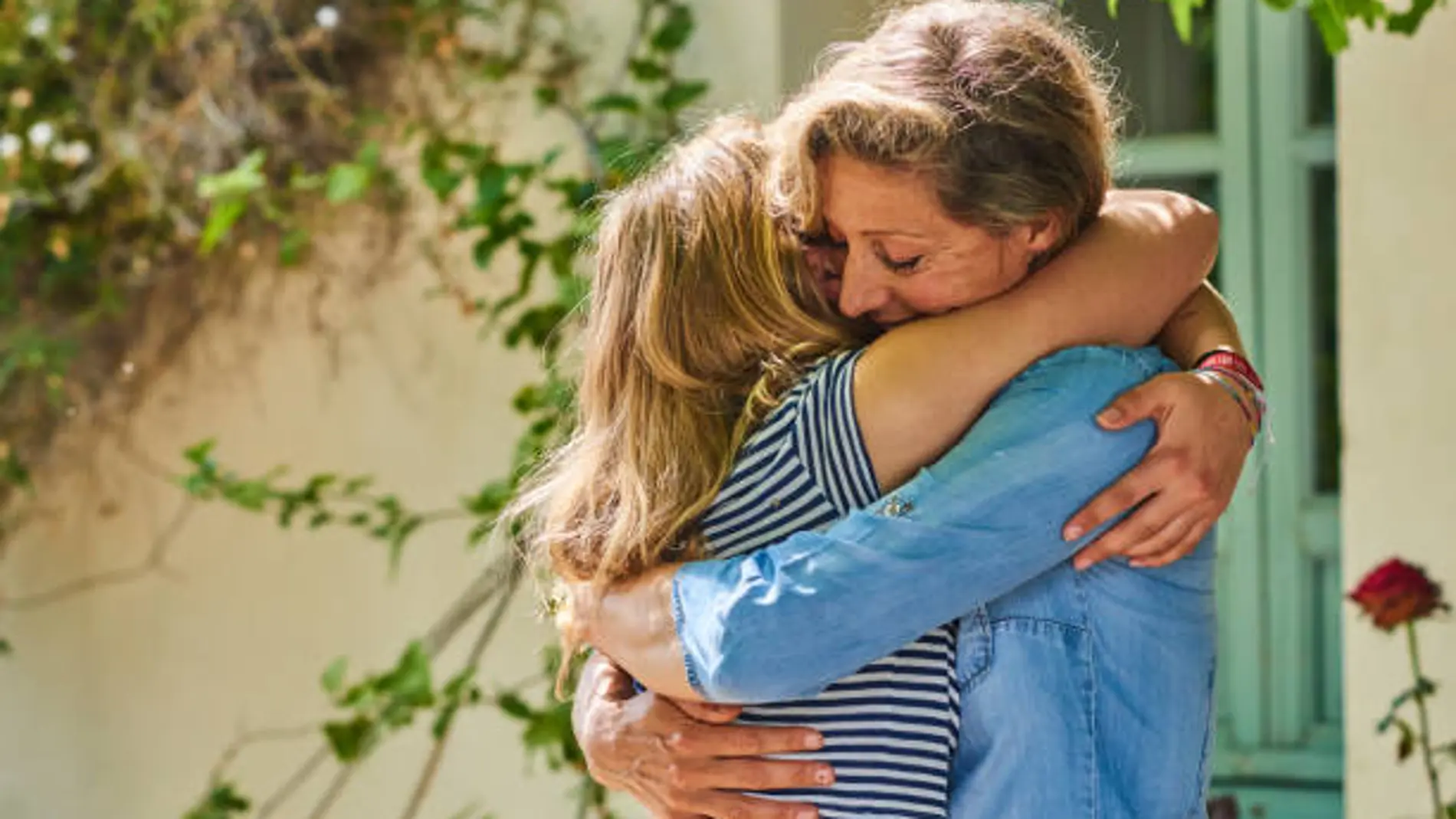 Madre e hija abrazándose